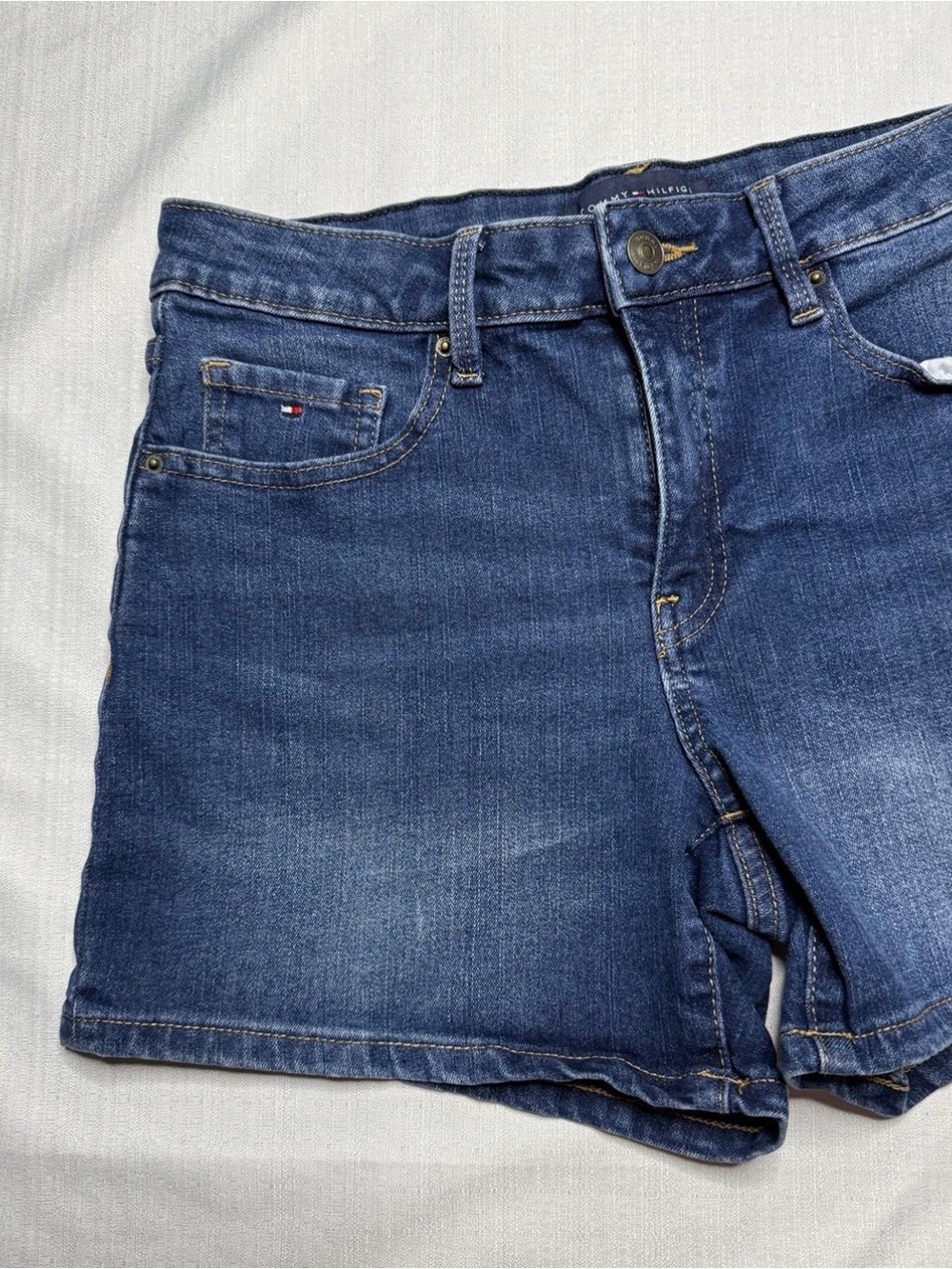 Tommy Hilfiger Women’s Greenwich Mid Rise Denim Shorts Size 6 - Picture 2 of 9